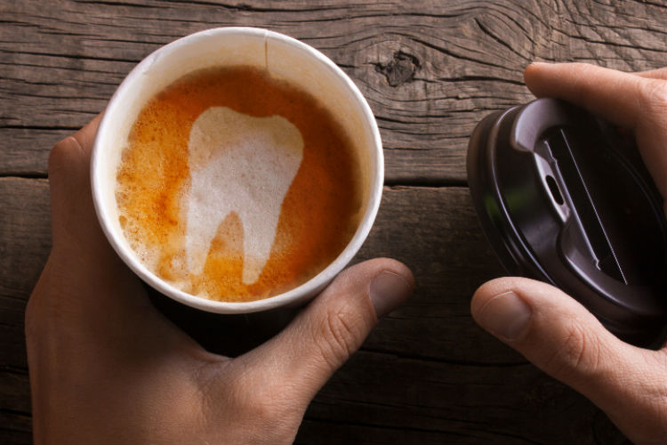 Leia mais sobre o artigo O Café e os Dentes: Mitos e Verdades sobre o Impacto do Café na Coloração Dentária